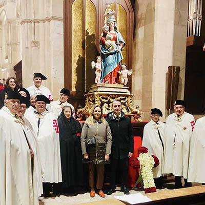 Una rappresentanza di Cavalieri e Dame della Sezione di Cosenza ha partecipato all’incontro di catechesi in cattedrale, offrendo un omaggio floreale a Maria Santissima.