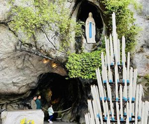 Con l’Accensione di un cero presso la Grotta del Santuario di Nostra Signora di Lourdes in Francia, ha avuto inizio il Pellegrinaggio di Luogotenenza.