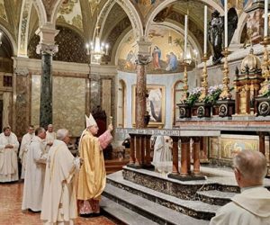 Dedicazione del nuovo altare della Basilica della Beata Vergine del Rosario di Pompei, celebrazione alla quale hanno partecipato i Cavalieri le Dame guidate dal Luogotenente Cav. di Gran Croce S.E. Giovanni Battista Rossi.