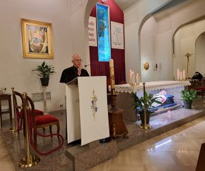 il Cardinale Filoni, Gran Maestro dell’Ordine, ha offerto una candela che ha acceso personalmente presso l’urna del Beato Cavaliere Bartolo Longo